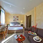 Logis Restaurant Le Lascaux ホテル モンティニャック