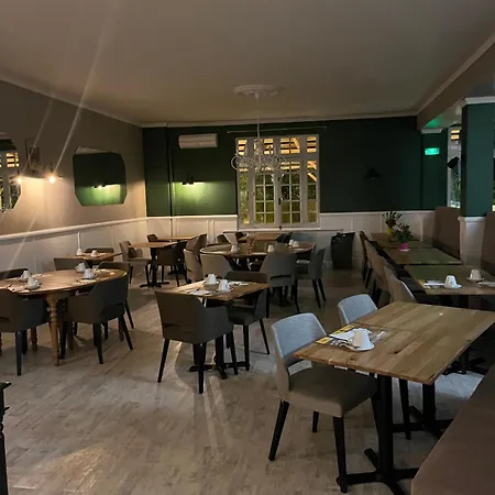 Logis Restaurant Le Lascaux Hotel