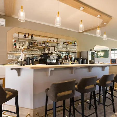Logis Restaurant Le Lascaux モンティニャック